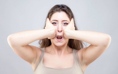 Gifographic: 10 bài tập cho mặt thon gọn, giảm béo mặt