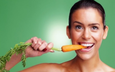 Uống nước ép cà rốt và ăn cà rốt có giúp ngăn ngừa đục thủy tinh thể?