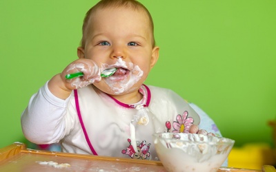 Khi nào em bé có thể ăn được sữa chua?