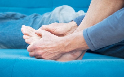 Sưng đau khớp ngón chân, ngón tay sau khi uống rượu bia có phải là gout