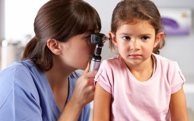 Trẻ nghe kém khi bị viêm tai giữa thì sau này có bị điếc không?