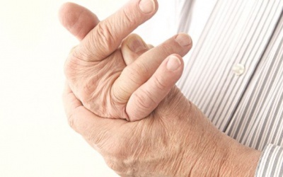 Đau nhức ngón tay khi nằm điều hòa lạnh là bệnh gì?