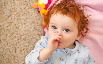 Cha mẹ nên làm gì để trẻ không mút tay nữa?
