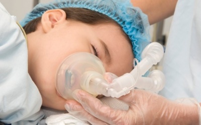 Trẻ dùng thuốc gây mê khi phẫu thuật có bị chậm phát triển?