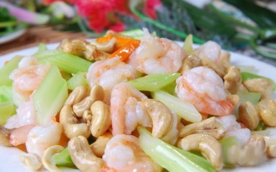 Tôm xào cần tây và hạt điều siêu lạ, bạn đã ăn bao giờ chưa?