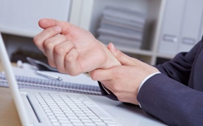 Ai dễ bị mắc hội chứng ống cổ tay khiến tay đau, mỏi?