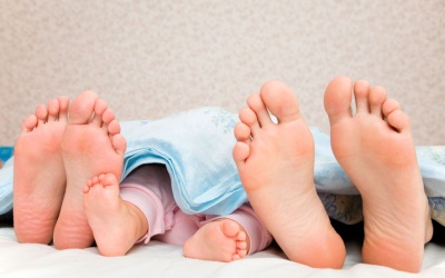 Cho trẻ ngủ chung giường với cha mẹ thế nào cho an toàn?
