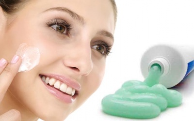 Có nên dùng kem đánh răng để trị mụn trứng cá?