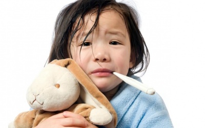 Khi nào nên cho bé uống thuốc hạ sốt, thuốc kháng sinh?