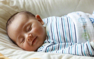 Khi nào trẻ sơ sinh có thể ngủ xuyên đêm?