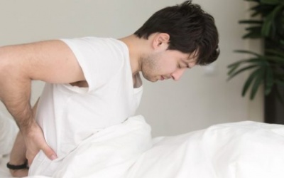  Tại sao nằm nhiều trên giường lại gây đau lưng?