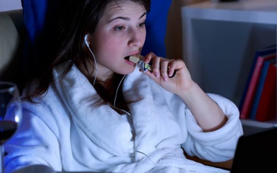 Thói quen ăn khuya khiến bạn dễ bị cháy nắng và ung thư da