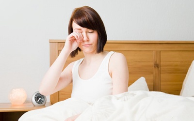 Mắt nhìn mờ vào buổi sáng, tại sao?