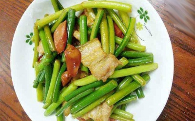Thịt ba chỉ xào ngồng tỏi giòn ngon lạ miệng
