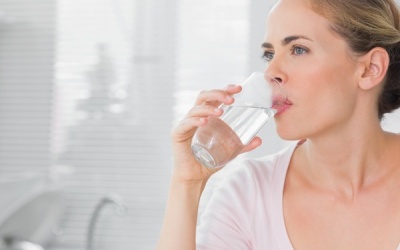 Uống đủ nước để loại bỏ độc tố ra khỏi cơ thể