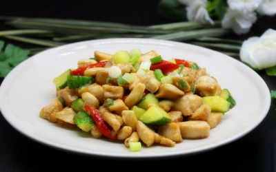 Thịt gà xào dưa chuột giòn ngọt, ăn đã miệng