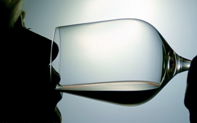 Nặng ngực, khó thở khi uống rượu vang, đâu là nguyên nhân?