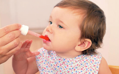 Cách hay cho bé uống thuốc, nhỏ thuốc không khóc lóc