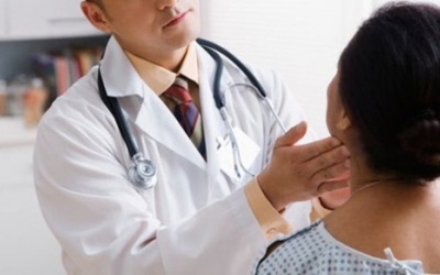 Uống thuốc điều trị nhân tuyến giáp bị đau đầu phải làm thế nào?