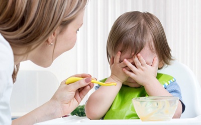 Những sai lầm của cha mẹ khiến trẻ biếng ăn