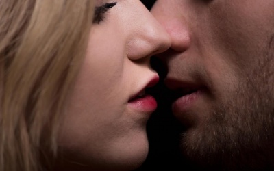 Quan hệ đường miệng có lây truyền mụn rộp sinh dục do nhiễm HSV2 hay không?