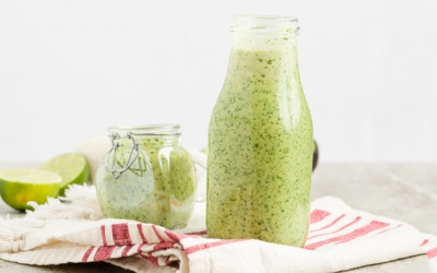 Cách pha sốt trộn salad từ quả bơ và rau mùi không lo béo phì