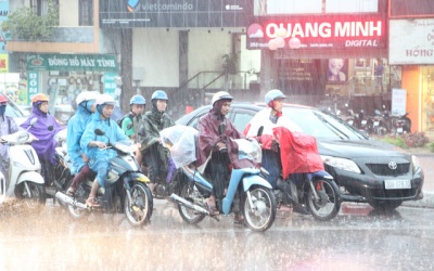 Ngày mai, Bắc Bộ và Trung Bộ tiếp tục mưa to