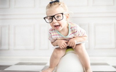 Làm gì để trẻ hết táo bón?