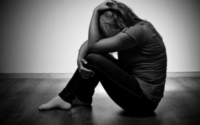 Uống thuốc điều trị bệnh tâm thần phân liệt, bị mất kinh nguyệt, có nên đi khám?