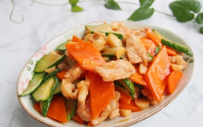 Thịt lợn xào dưa chuột, cà rốt cho bữa cơm tối nhanh gọn