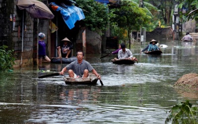 Những hình ảnh ngập lụt nghiêm trọng ở Việt Nam trên báo Anh