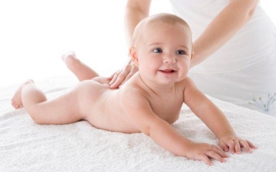 5 kiểu massage giúp trẻ hết táo bón