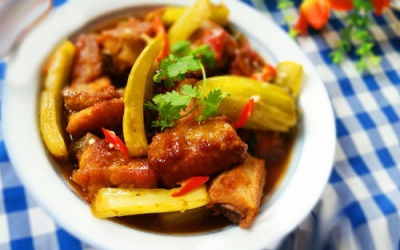 Cơm tối ấm bụng với món sườn kho dưa chua