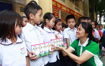 Vinamilk hỗ trợ 400 triệu đồng cho người dân vùng lũ tại Hà Nội