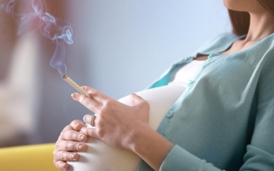 Bà bầu hút thuốc lá gây hại cho thai nhi thế nào?