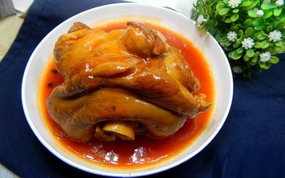 Móng giò hầm bia, rưới nước sốt cà chua - món ngon lạ miệng