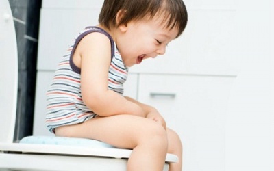 Bé 2 tuổi bị táo bón phải làm sao?