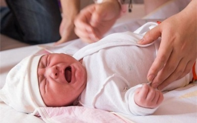 Bé đi vệ sinh ít, hay quấy khóc có phải bị táo bón?