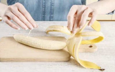 Dùng vỏ chuối để trị mụn cóc, nốt muỗi đốt và vết bầm tím
