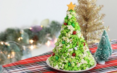 Tự làm cây thông Noel từ bỏng ngô cho ngày Giáng sinh