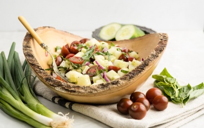 Cách làm salad cà chua bi, hành tây và dưa chuột cho ngày hanh khô