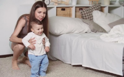 Trẻ 10 tuần tuổi được trải nghiệm 'phản xạ đi bộ' giúp tăng khả năng nhận thức?