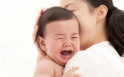 Táo bón khiến trẻ hay ốm khi giao mùa