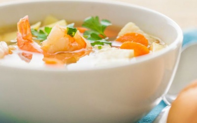 Nấu soup tôm cá kiểu Nga cho ngày Đông ấm áp
