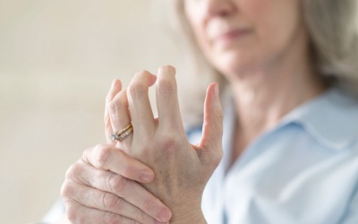 Phụ nữ mãn kinh nên làm gì để ngăn ngừa đau nhức xương khớp?