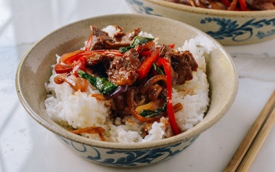 Bò xào ớt chuông và húng tây