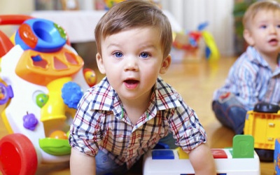 Trẻ 18 tháng vẫn chưa biết nói, nên làm gì? 