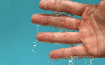 Mẹo hay xử lý mồ hôi tay mùa Đông