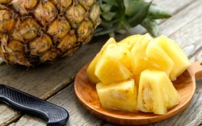 Vì sao miệng có cảm giác khó chịu khi ăn dứa?