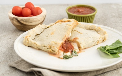 Món ngon chiều lạnh: Pizza gập nướng calzone bọc sốt và phô mai